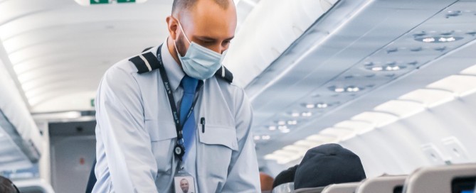 Companhia é condenada a indenizar passageiros retirados de avião