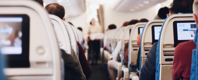 Passagens aéreas: projeto garante assento gratuito e altera regras de remarcação